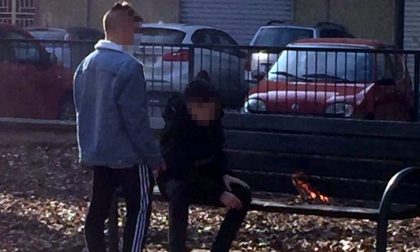 Due ragazzini danno fuoco ad una panchina del parco