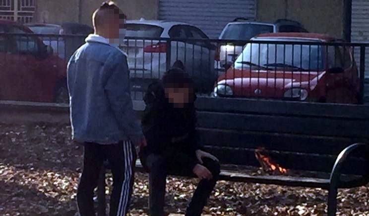 Due ragazzini danno fuoco ad una panchina del parco