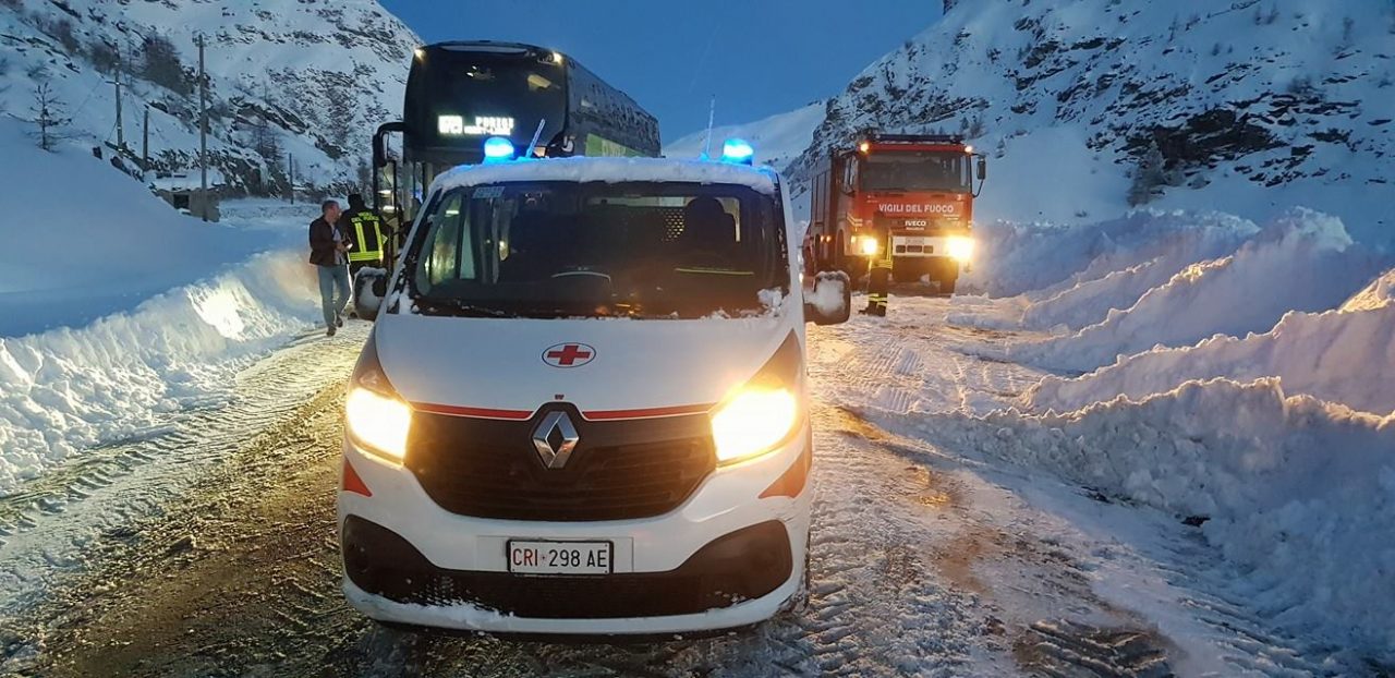 Autostrada chiusa per neve, pullman bloccato LE FOTO