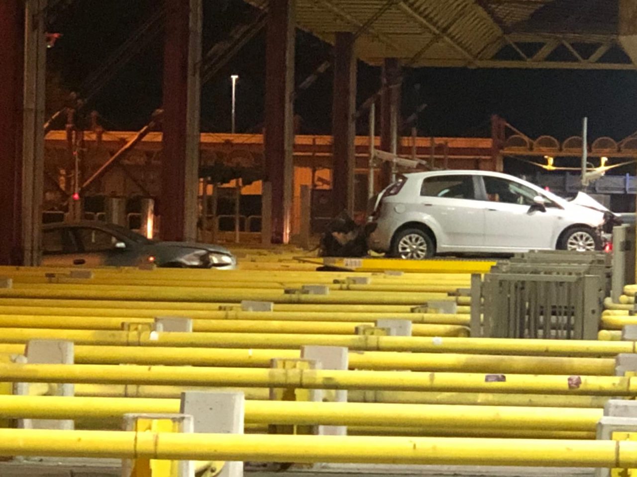 Scontro tra auto sull’A4 a Rondissone: cinque feriti