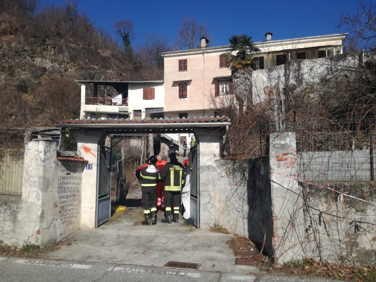 Aggredisce dipendenti Scs e lancia massi sulla municipale