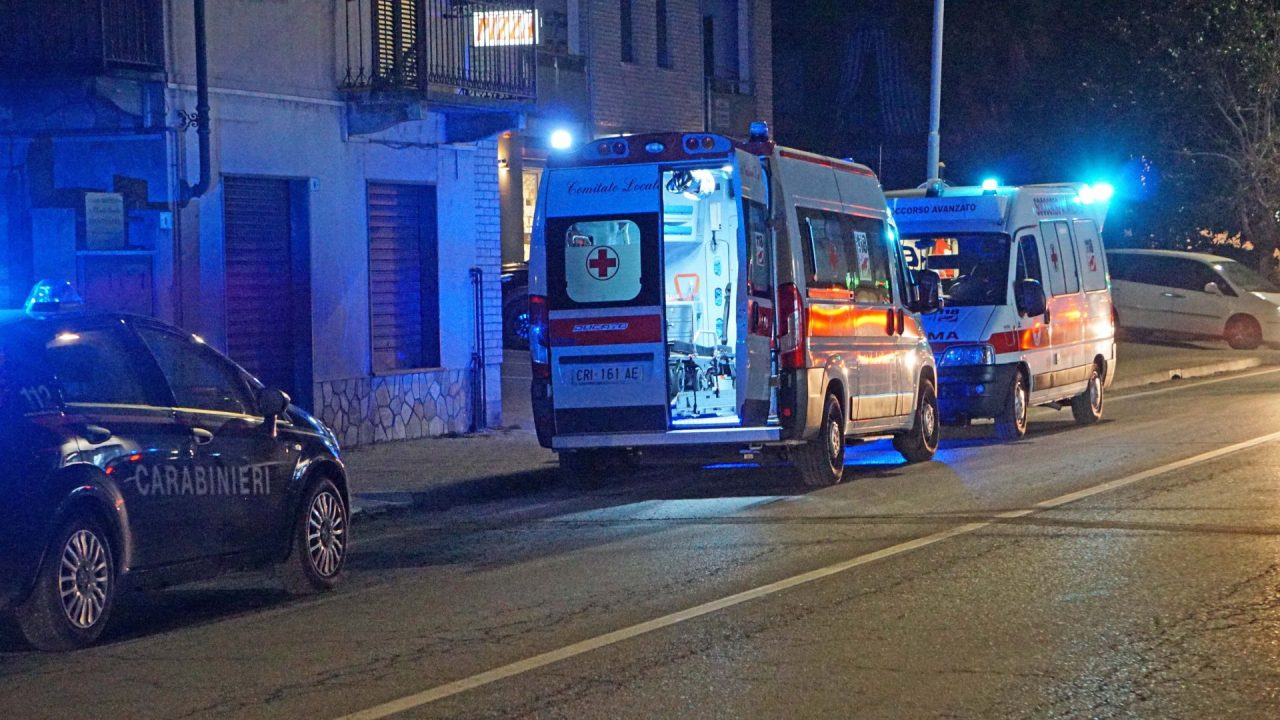 Trovata morta in casa, i vicini la vedono accasciata a terra