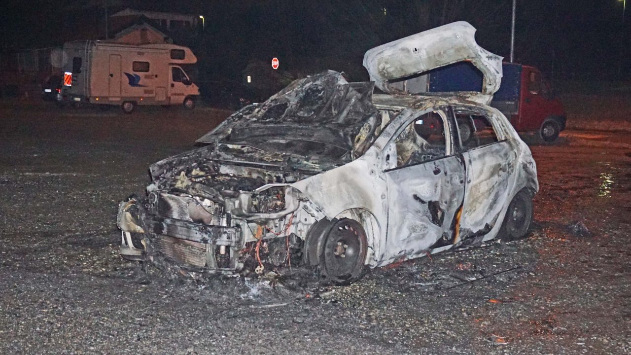 Distrutta dalle fiamme un’auto, tanta paura e nessun ferito