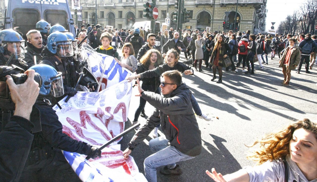 Studenti in piazza contro la nuova maturità, lanci di uova e spintoni con la Polizia FOTO e VIDEO