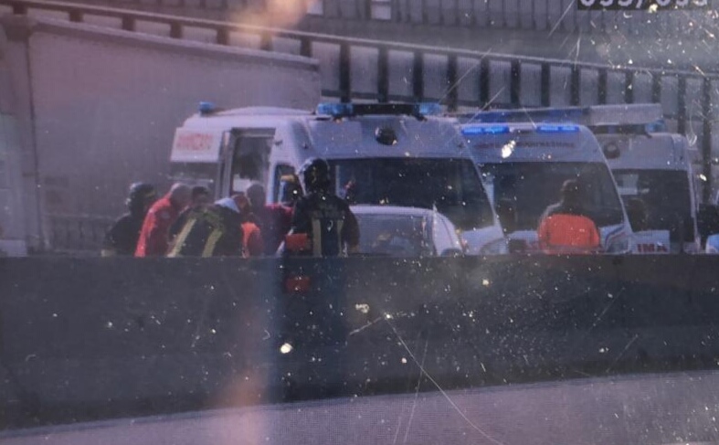 Incidente in autostrada a Chivasso, due anziani incastrati in auto: lunghe code