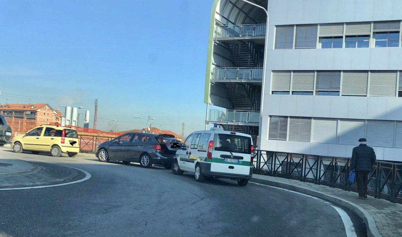 Auto parcheggiate sulla rotonda dell’ospedale di Chivasso