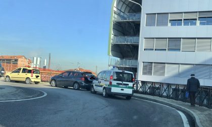 Auto parcheggiate sulla rotonda dell'ospedale di Chivasso