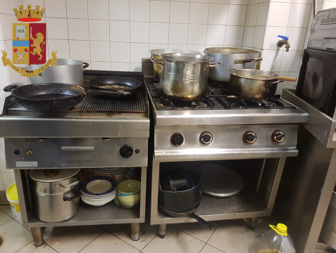 Locale non rispetta le condizioni igieniche, sequestrati cucina e alimenti LE FOTO