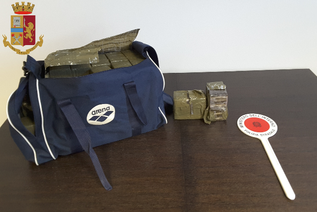 Fermato perchè guida con il cellulare in mano: gli trovano 25 kg di hashish