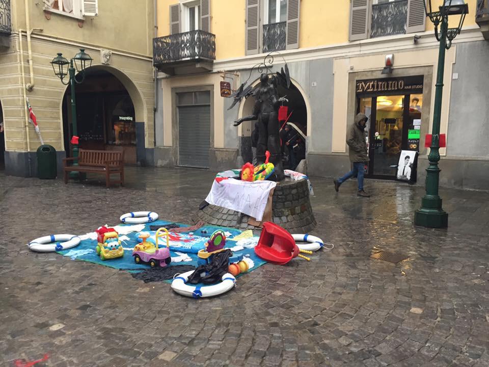 Protesta civile contro le politiche sull’immigrazione multata dai vigili
