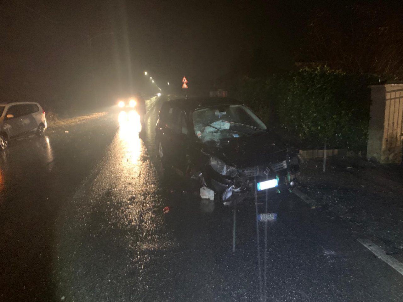 Perde il controllo dell’auto e finisce fuori strada