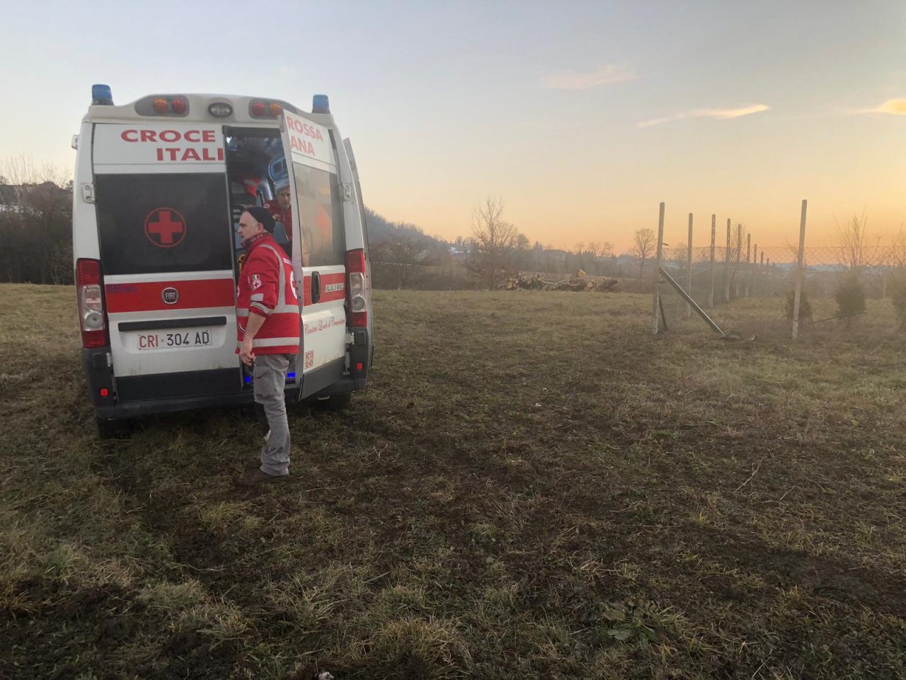 Travolto dal trattore mentre taglia la legna: grave al Cto
