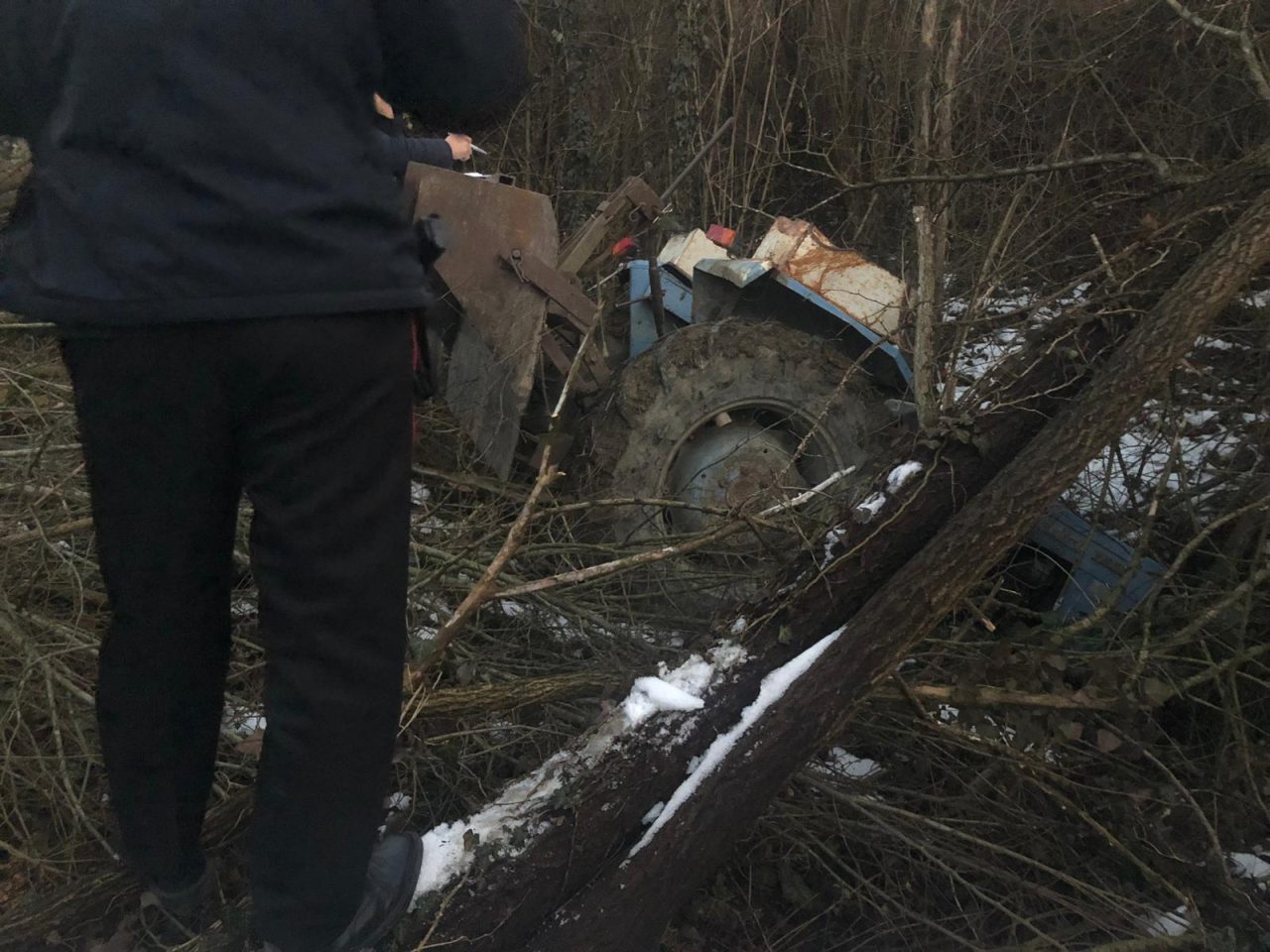 Travolto dal trattore in campagna, ex cantoniere gravissimo al Cto