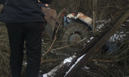 Travolto dal trattore in campagna, ex cantoniere gravissimo al Cto