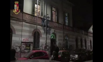 Sgomberato l'Asilo, sei arrestati: alcuni accusati anche di attentati IL VIDEO