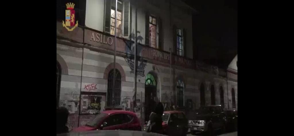 Sgomberato l’Asilo, sei arrestati: alcuni accusati anche di attentati IL VIDEO