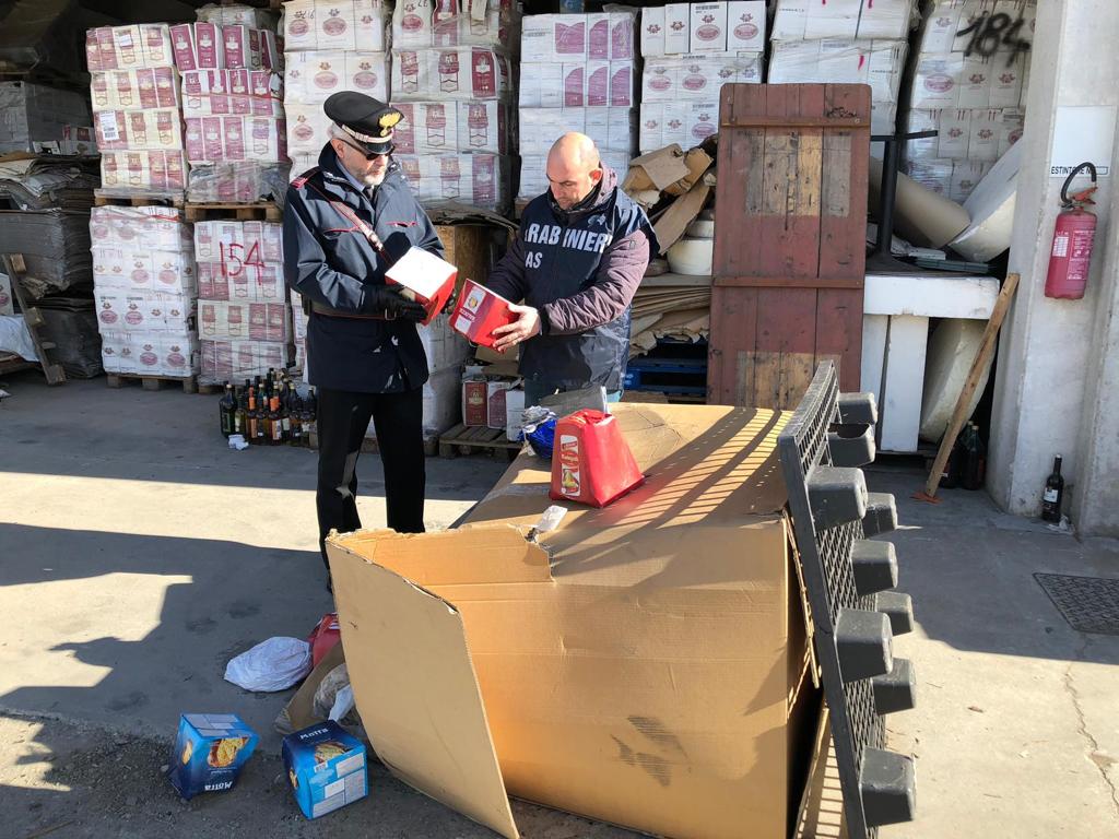 Alimenti scaduti e invasi da parassiti, maxi sequestro a Verolengo FOTO e VIDEO