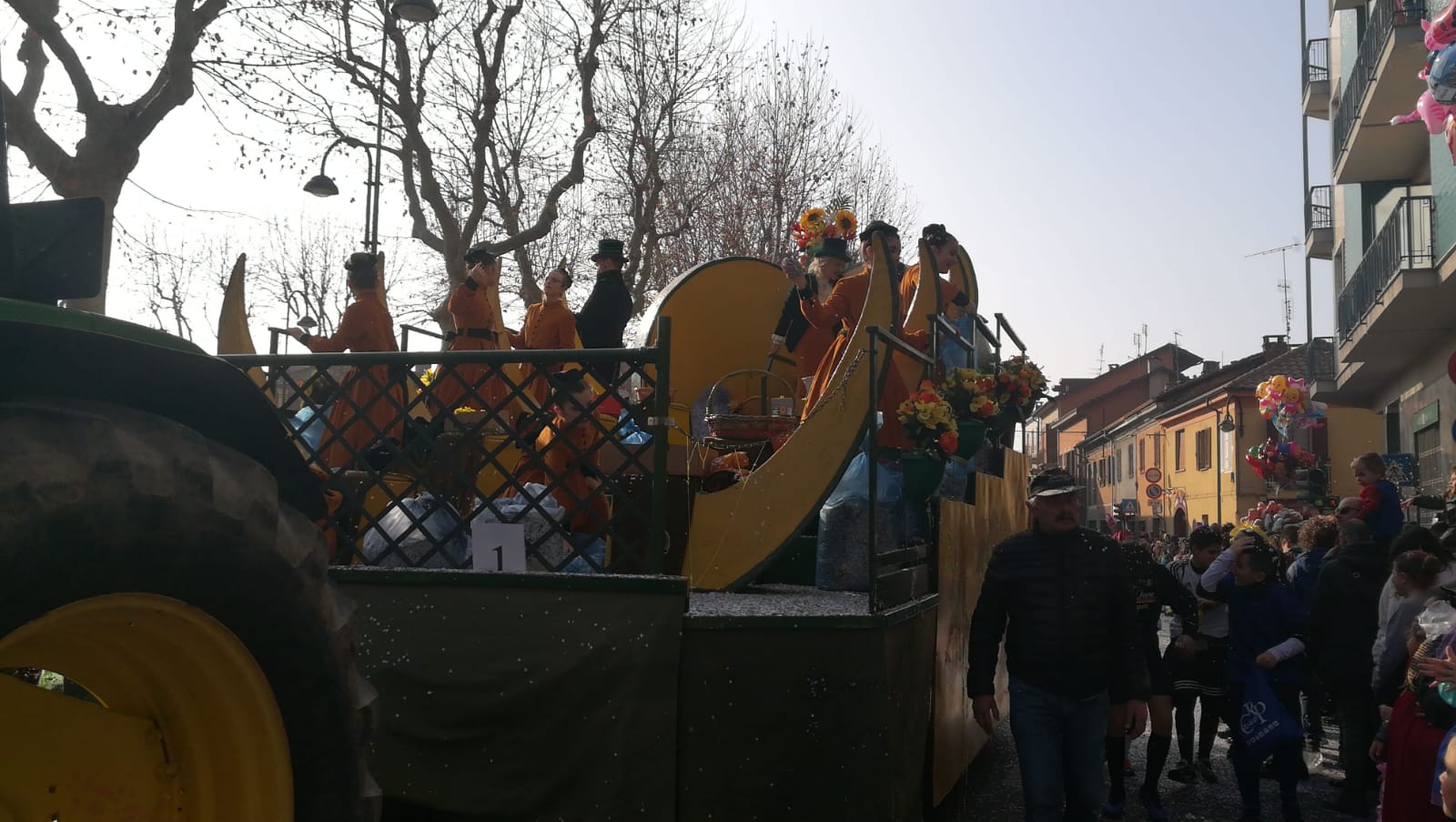 Carnevale di Brandizzo, la grande sfilata dei carri sta andando in scena in questo momento, domenica 17 febbraio 2019. Tantissimi sia a sfilare che ad ammirarlo. 