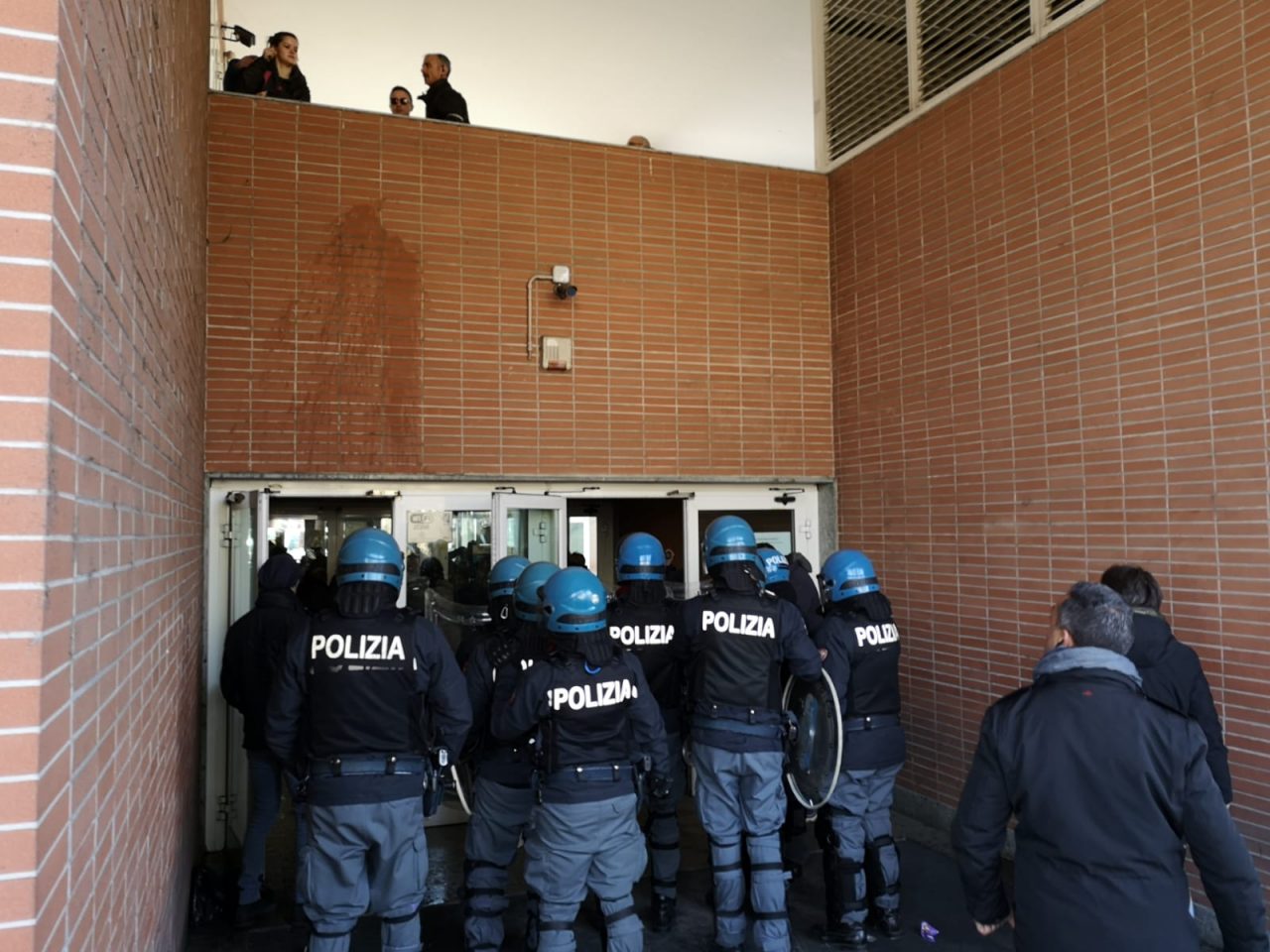 Centri sociali contro il Fuan, la protesta all’Einaudi LE FOTO