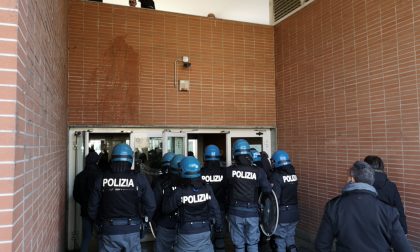 Centri sociali contro il Fuan, la protesta all'Einaudi LE FOTO