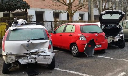 Auto impazzita distrugge 5 macchine parcheggiate