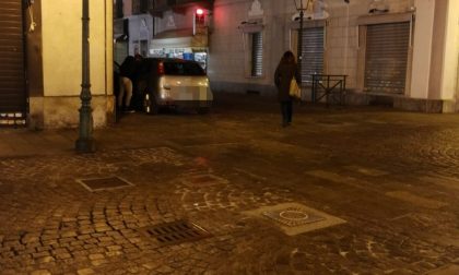 Moglie gelosa irrompe al bar: «stai lontana da mio marito»