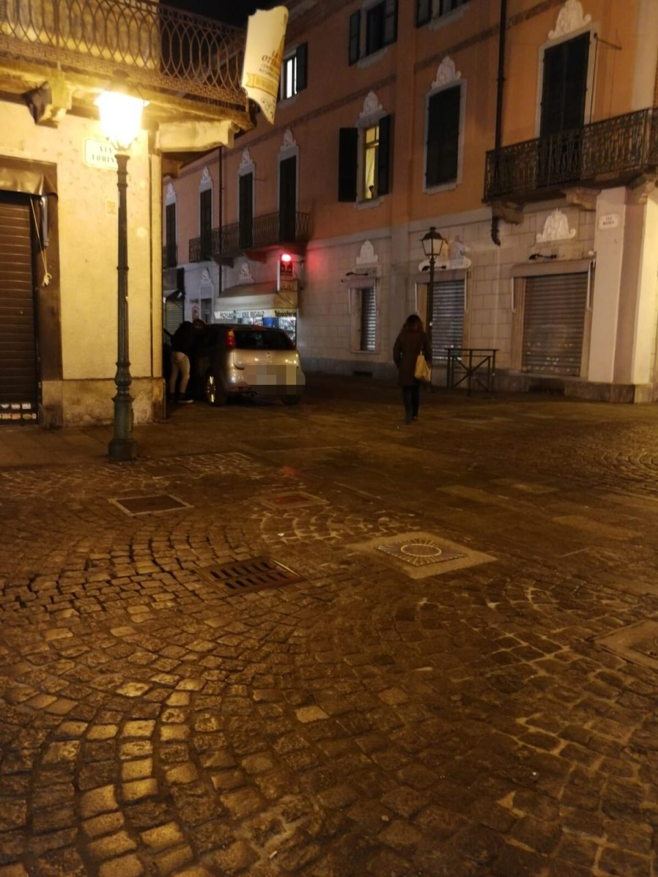 Moglie gelosa irrompe al bar: «stai lontana da mio marito»