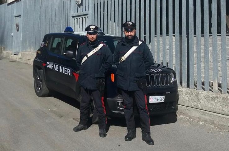 Senza soldi e lavoro, i carabinieri gli pagano cibo e aereo