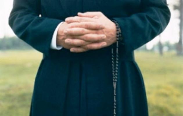 Sacerdote si innamora e lascia la chiesa