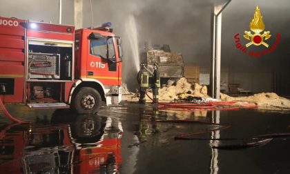 Incendio in una cascina: in fiamme fieno e macchinari agricoli