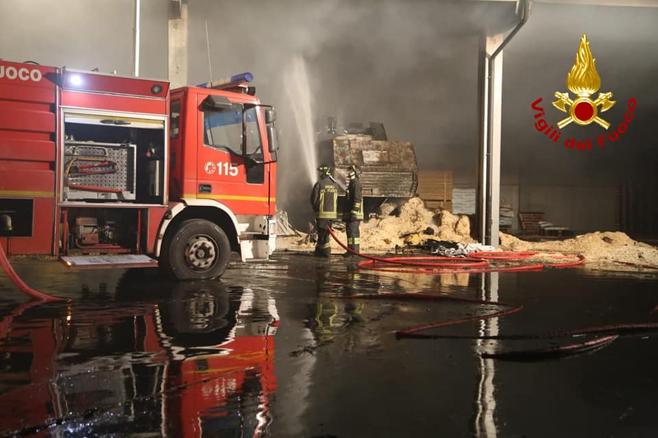 Incendio in una cascina: in fiamme fieno e macchinari agricoli