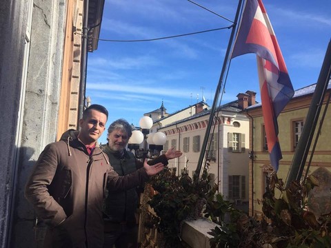 Ritirata la bandiera francese dal balcone del comune