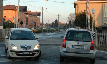 Auto abbatte le sbarre del passaggio a livello a Chivasso