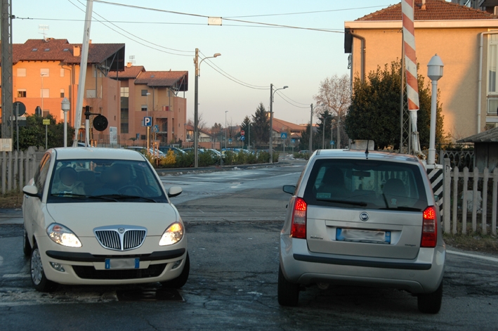 Auto abbatte le sbarre del passaggio a livello a Chivasso