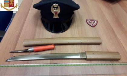 Si denuda davanti agli agenti, era armato di uno spadino e un coltello