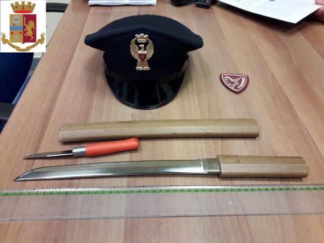 Si denuda davanti agli agenti, era armato di uno spadino e un coltello