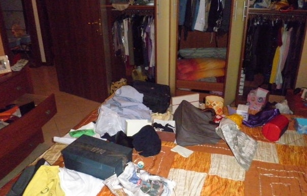 Si sveglia e trova la casa a soqquadro: ha fatto tutto da solo