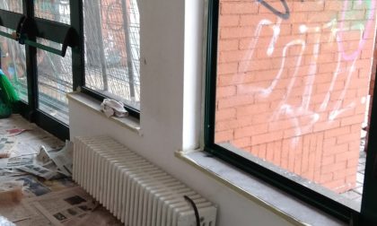 Vetrine sfondate e minacce sui muri: il progetto del Tavolo Giovani è vittima dei vandali