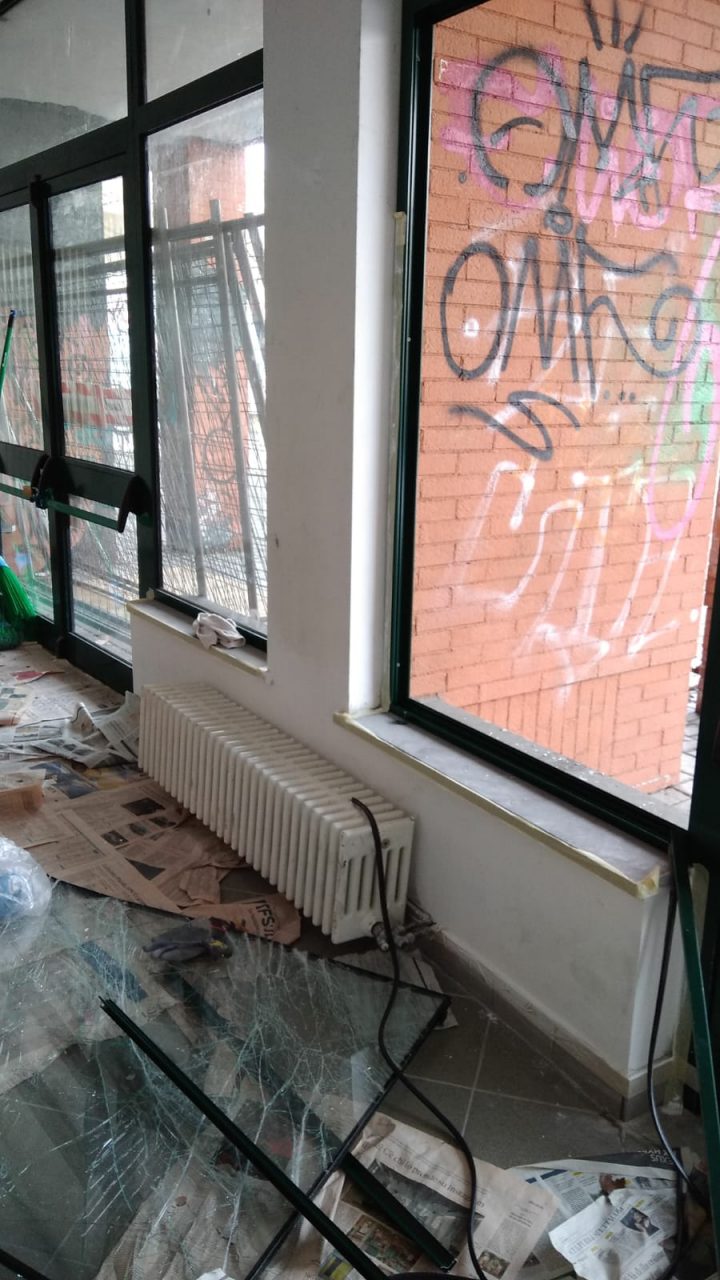 Vetrine sfondate e minacce sui muri: il progetto del Tavolo Giovani è vittima dei vandali