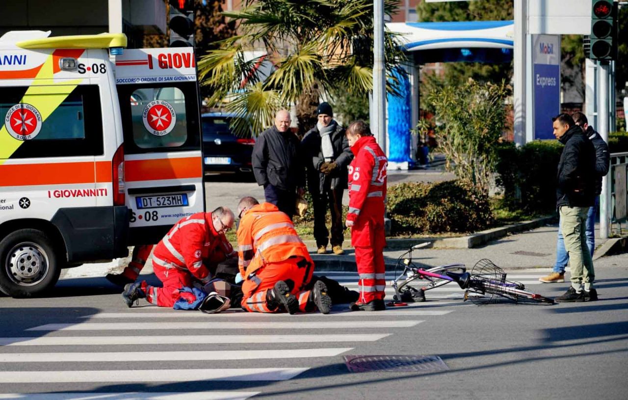 Ciclista investito sulle strisce pedonali, non è grave