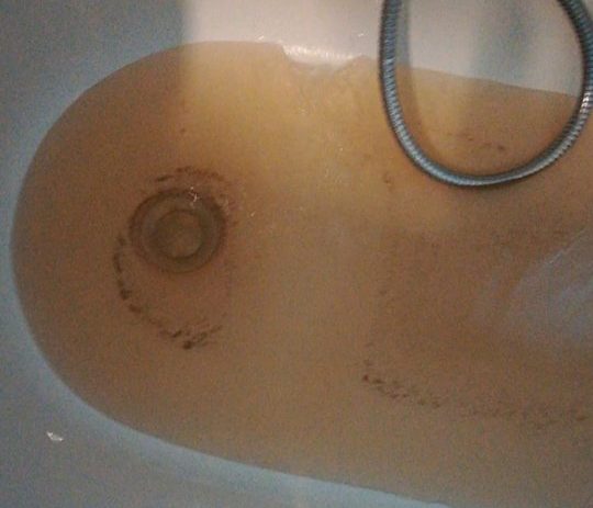 Acqua e sabbia dai rubinetti, l’allarme