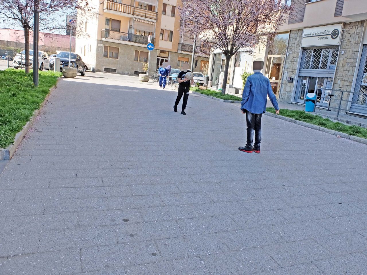 Vietato giocare a pallone in strada, arrivano i vigili
