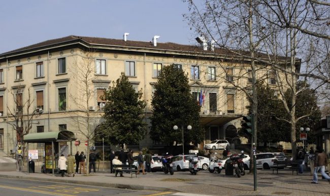 Scappa dall'ospedale e si uccide perché positivo al Covid19. Si tratta di un residente a Torino originario di Moncalieri. 