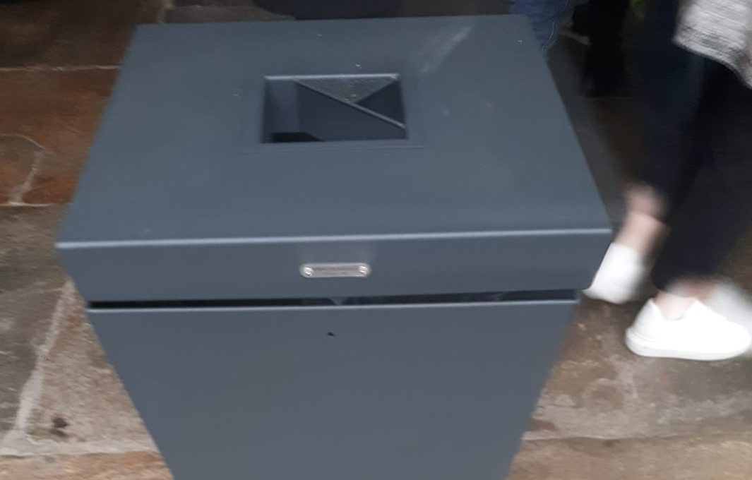 Rubato un posacenere dai nuovi cestini