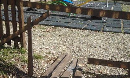 Vandali colpiscono parco giochi, individuati e denunciati
