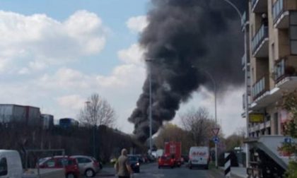 Sequestra autobus in gita scolastica e gli dà fuoco VIDEO