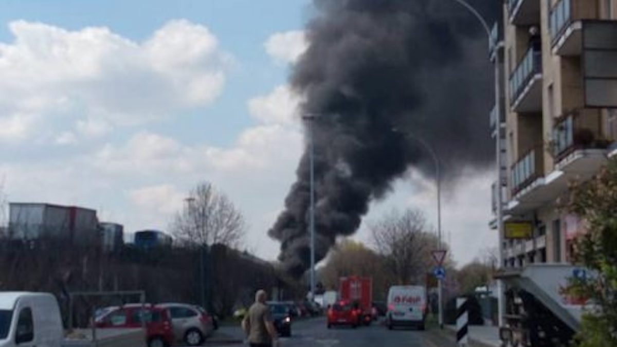 Sequestra autobus in gita scolastica e gli dà fuoco VIDEO