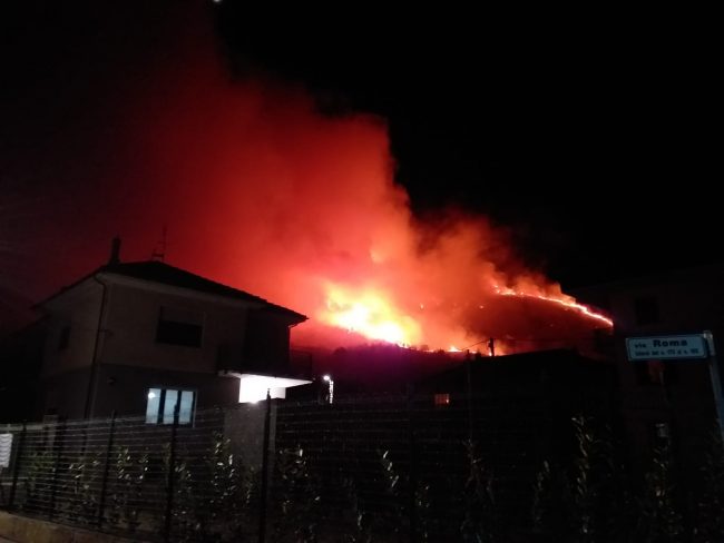 Brucia la montagna: caccia ai piromani