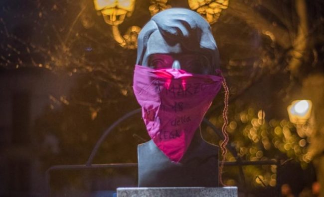 Femministe di Alessandria imbavagliano le statue