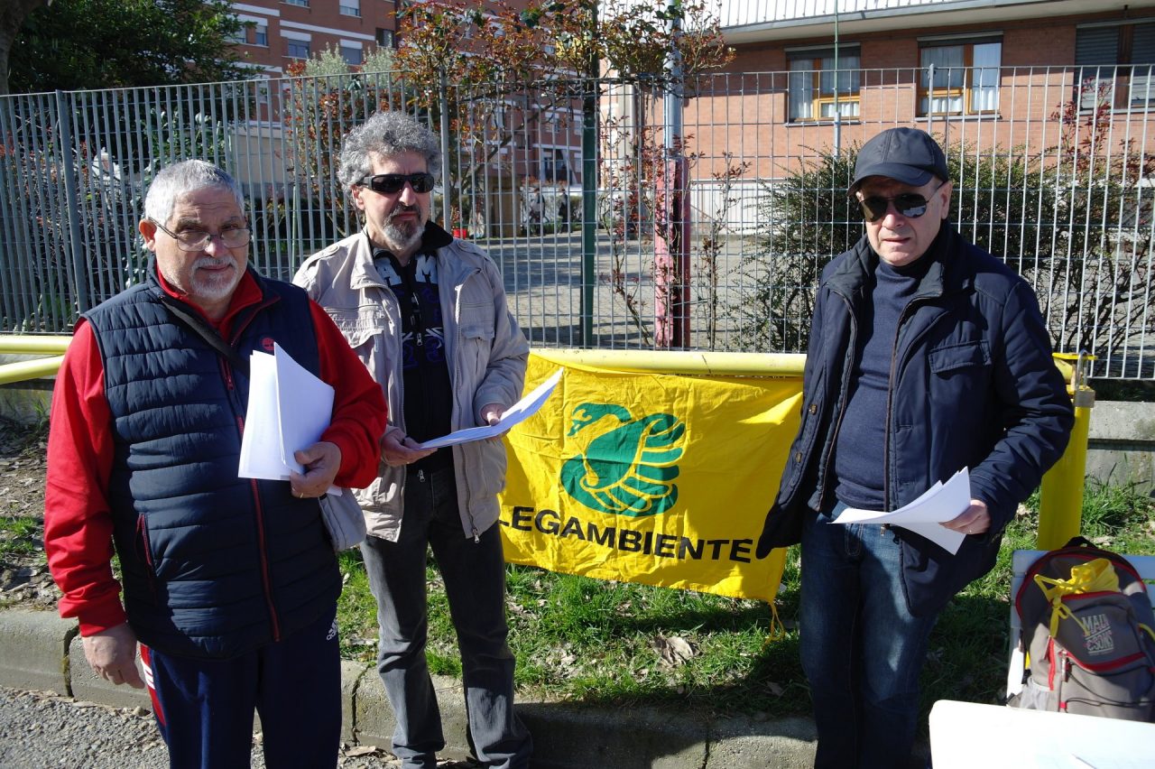 Traliccio di piazza Freidano: continua la raccolta firme